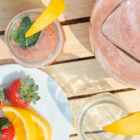sparkling strawberry cocktail