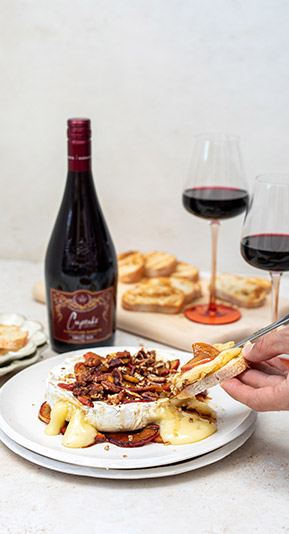 Baked Brie with Apples, Honey & Toasted Bread